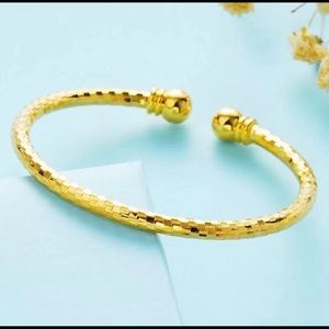 Gold bangle
